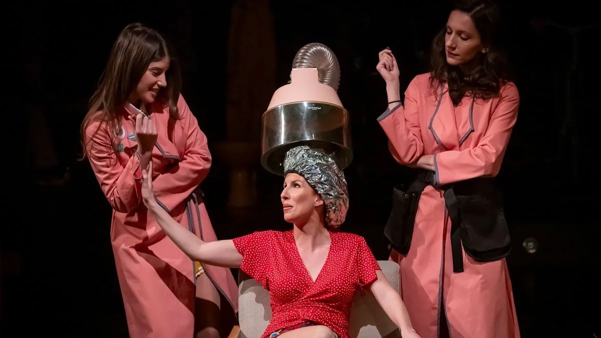 Snažna, direktna i emotivno zahtjevna, ova predstava bez uljepšavanja govori o odnosima moći i cijeni koju nosi prilagođavanje