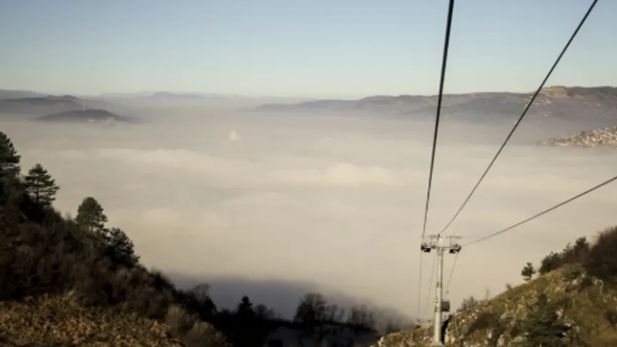 U Sarajevu magla i niska oblačnost. Jutarnja temperatura oko 0, a najviša dnevna oko 5 stepeni. 