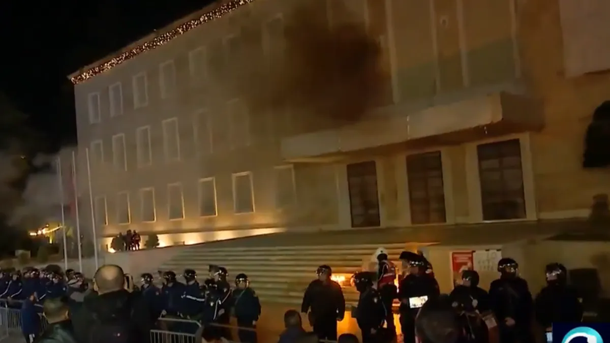 Molotovljevi kokteli, povrijeđeni policajci i haos na ulicama: Masovni protesti u Tirani