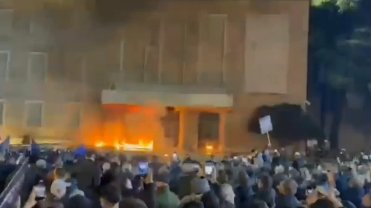 Tokom sukoba s policijom demonstranti su bacali zapaljive naprave, što je dovelo do povređivanja trojice pripadnika sigurnosnih službi.