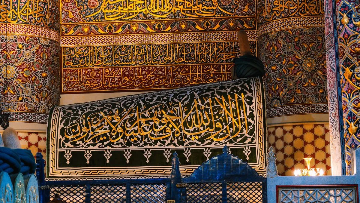 Njegova trajna ostavština ljubavi, mudrosti i duhovnog buđenja i danas traje, privlačeći u Konyu desetine hiljada posjetilaca iz cijelog svijeta svake godine.