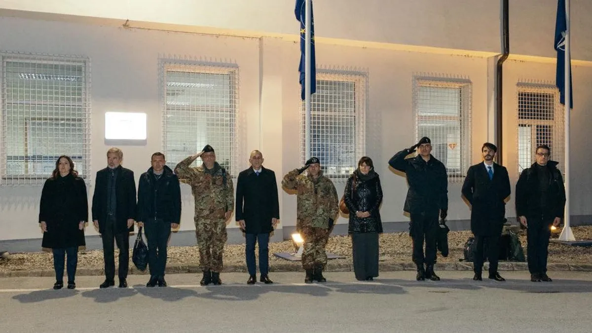 Ministar odbrane Italije, Guido Crosetto, posjetio je i pripadnike italijanskog kontingenta stacioniranog u Butmiru, lično im se zahvalivši za profesionalnost.