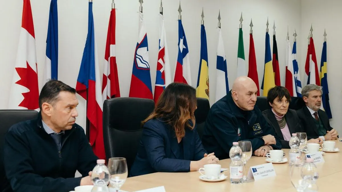 Ministar odbrane Italije, Guido Crosetto, posjetio je i pripadnike italijanskog kontingenta stacioniranog u Butmiru, lično im se zahvalivši za profesionalnost.