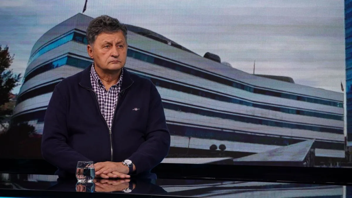 Hajrić smatra kako je ključ rješavanja ovih problema u rukama visokog predstavnika koji ima snagu definisanu Dejtonskim sporazumom. 