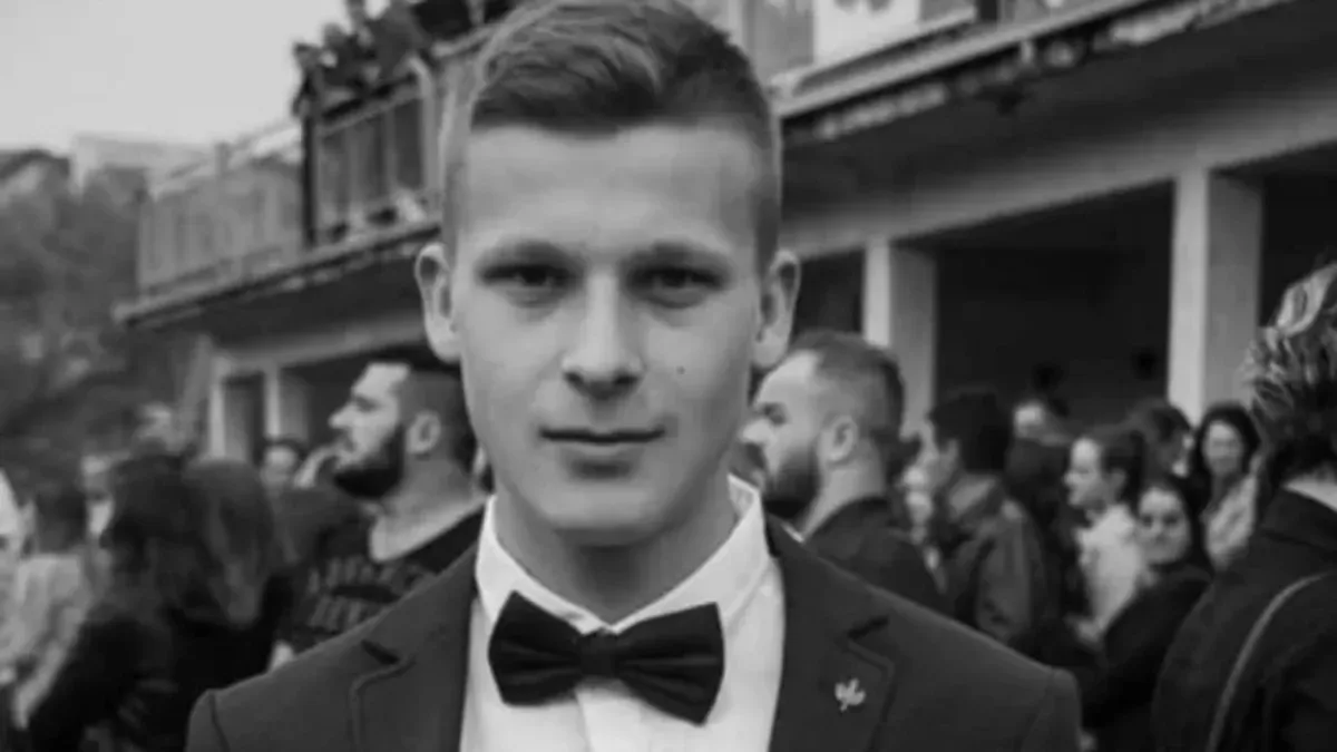 Iza Mirzeta su ostali otac Izet, majka Sebila, brat Adil, sestra Dženana, zet Emir i ostala mnogobrojna porodica i prijatelji