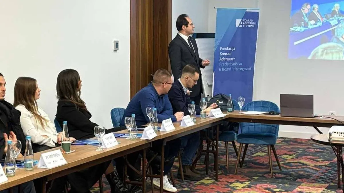 Budućnost Bosne i Hercegovine u rukama su dobre saradnje mladih generacija u Bosni i Hercegovini i kvalitetnoj komunikaciji sa stranim partnerima.