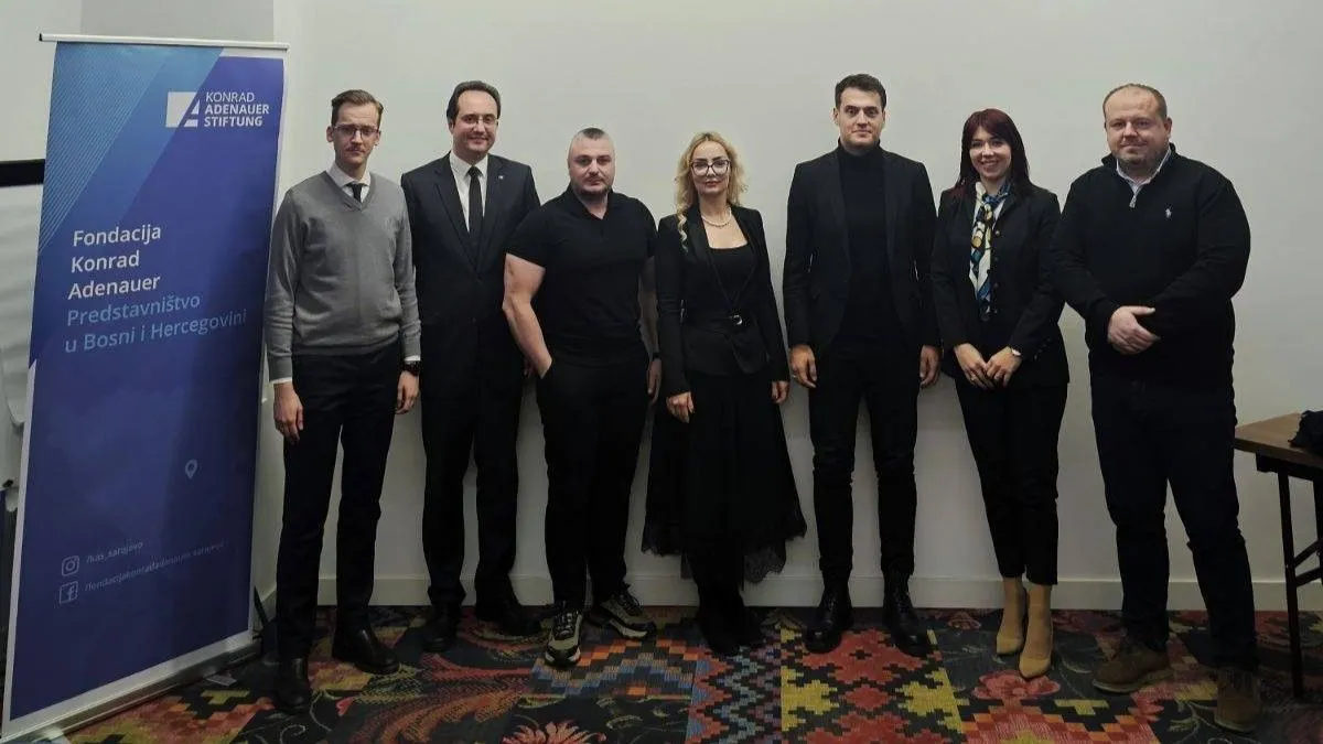 Budućnost Bosne i Hercegovine u rukama su dobre saradnje mladih generacija u Bosni i Hercegovini i kvalitetnoj komunikaciji sa stranim partnerima.