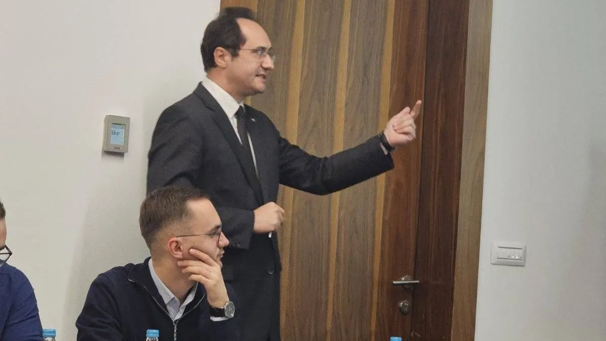 Budućnost Bosne i Hercegovine u rukama su dobre saradnje mladih generacija u Bosni i Hercegovini i kvalitetnoj komunikaciji sa stranim partnerima.