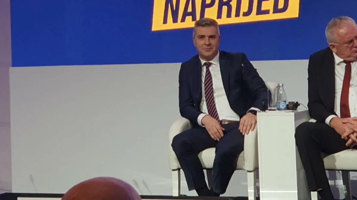 U ambijentu prepoznatljivog sarajevskog sjaja, pred predstavnicima institucija, stručnjacima i građanima, predstavljen je historijski osvrt na razvoj javnog prijevoza.