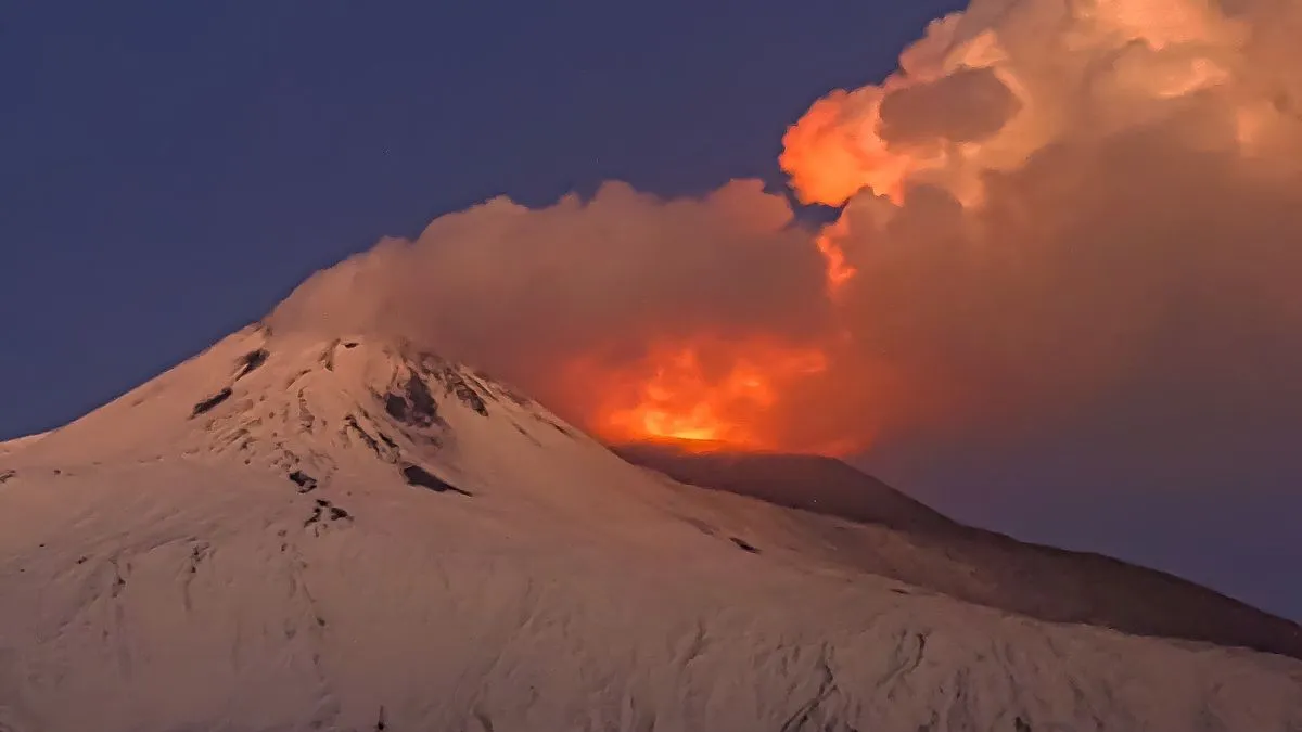 Vjetar je odnio erupcijski oblak prema sjeveroistoku, dok su manji talozi pepela pali u priobalnom gradu Taormini.