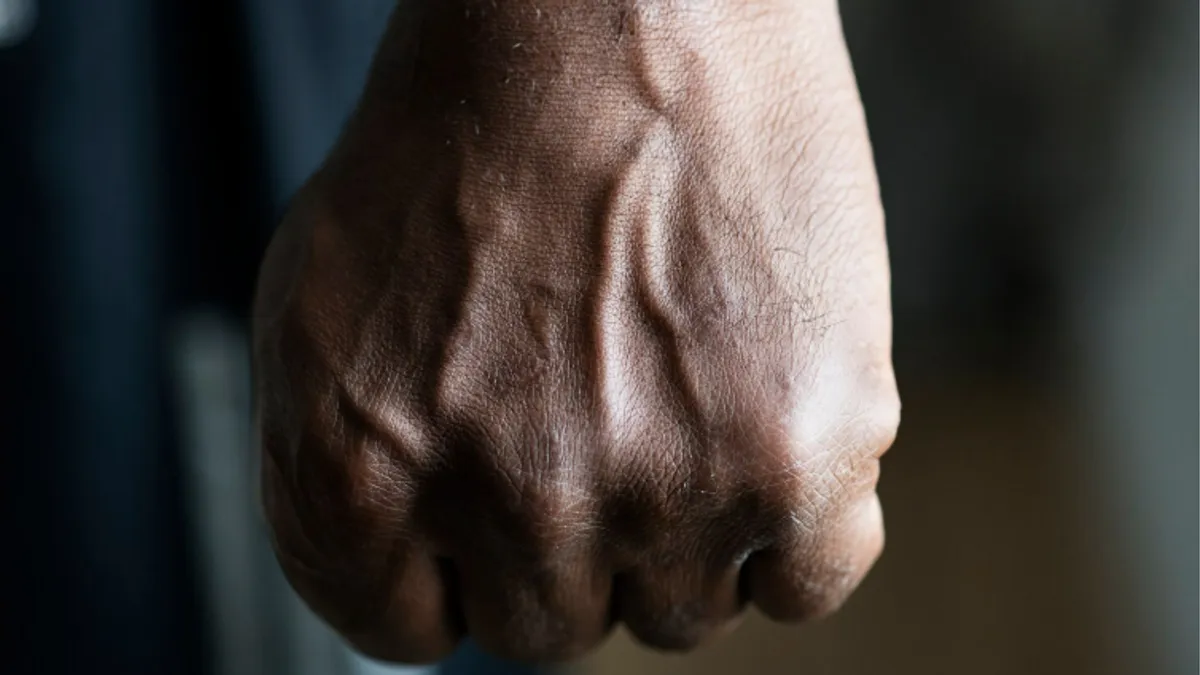 U dokumentu tužilaštva stoji da se optuženi tokom veze agresivno ponašao