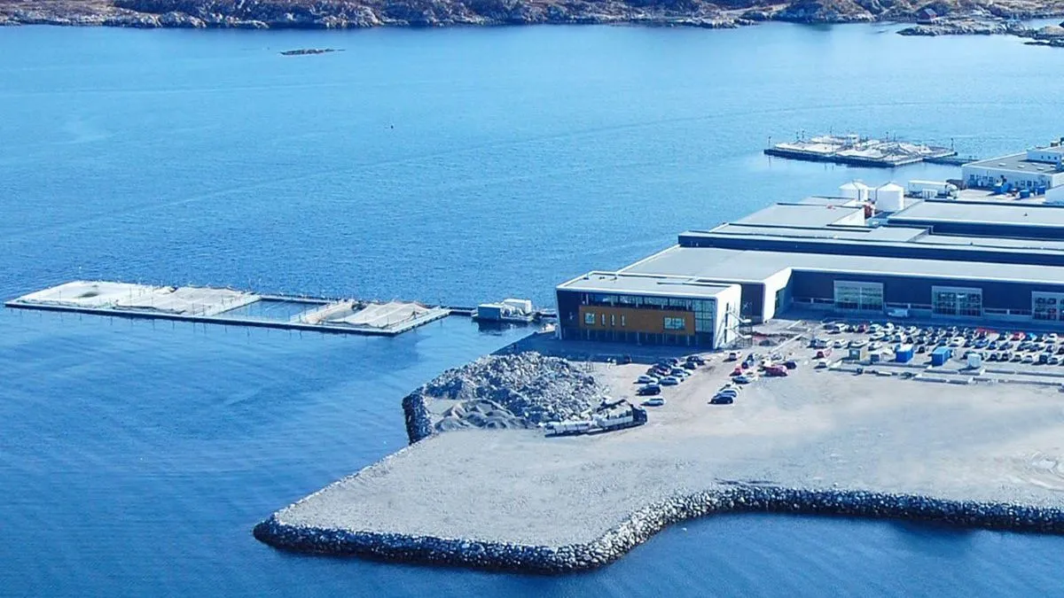 Ponuda uključuje i tri pauze po smjeni (jedna je plaćena), pristup teretani te mogućnost obroka za samo dva eura dnevno.