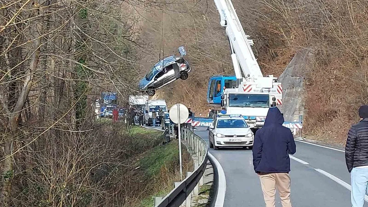 Na putu između Donjeg Vakufa i Jajca obustavljen je saobraćaj nakon što je vozačica sletjela s puta u rijeku Vrbas.