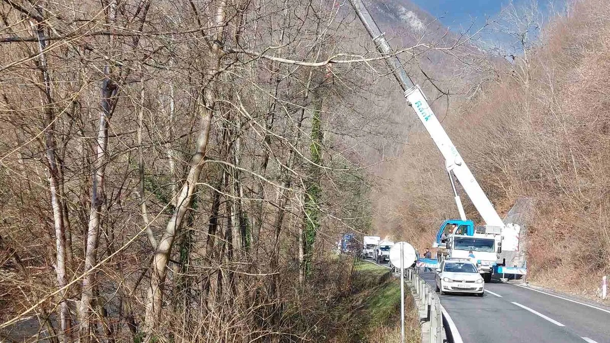 Na putu između Donjeg Vakufa i Jajca obustavljen je saobraćaj nakon što je vozačica sletjela s puta u rijeku Vrbas.