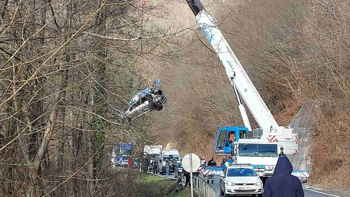 Na putu između Donjeg Vakufa i Jajca obustavljen je saobraćaj nakon što je vozačica sletjela s puta u rijeku Vrbas.