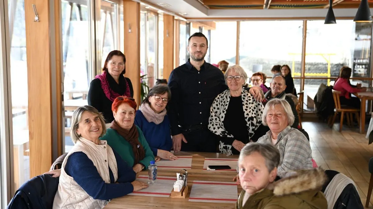 Semir Efendić, predsjednik Stranke za Bosnu i Hercegovinu (SBiH) i neumorni načelnik Općine Novi Grad, nastavlja s praksom posvećenosti najstarijim sugrađanima. 