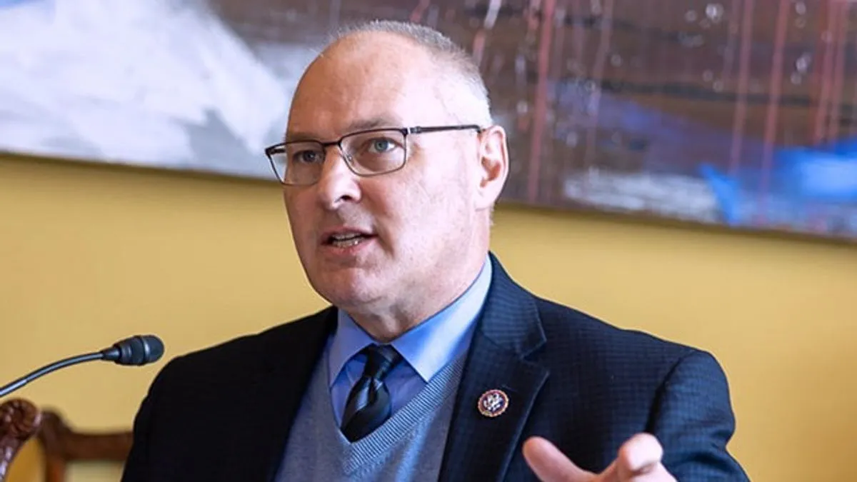 Stauber je poručio da je viđenje vuka blizu škole “jasan podsjetnik da je populacija daleko premašila ciljani broj”.