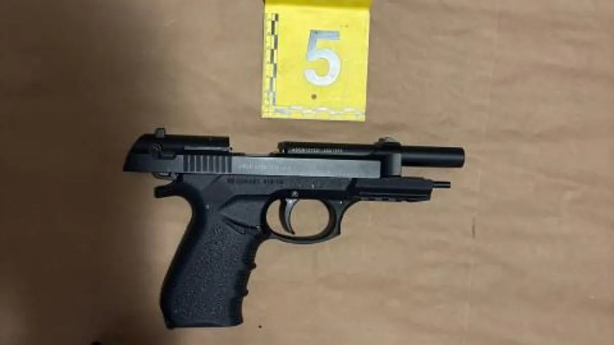 Policija stala ukraj razbojniku u bh. gradu: Oduzeli mu pištolj, novac, sredstvo ta vezivanje...