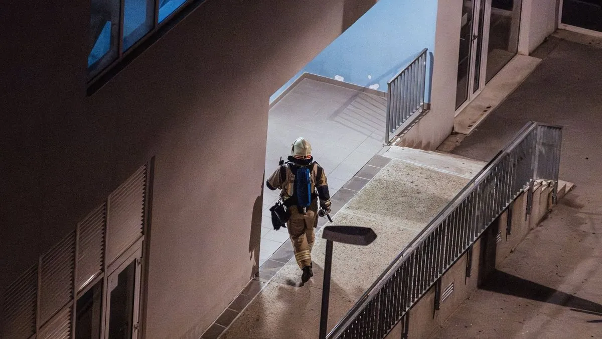 Intervencija je obavljena u kratkom roku, a u akciji gašenja učestvovalo je jedno vatrogasno vozilo s tri vatrogasca.