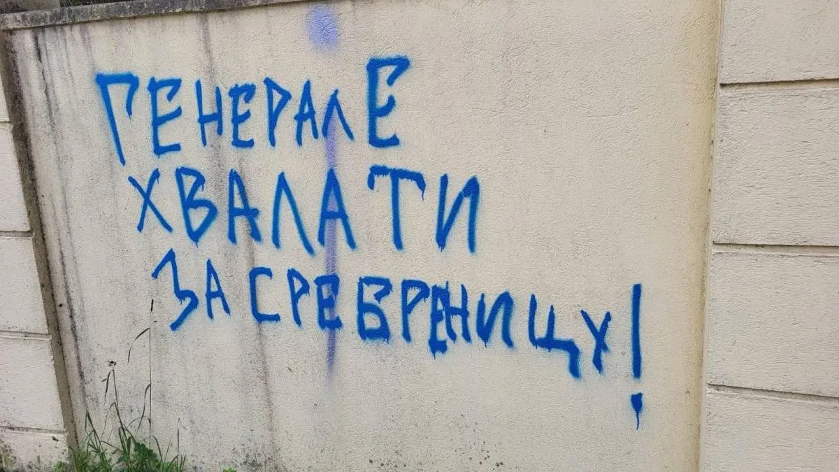 Sinoć je na zidu Ambasade Bosne i Hercegovine u Podgorici nepoznati neko, zapravo niko, zahvalio Ratku Mladiću na Srebrenici. 