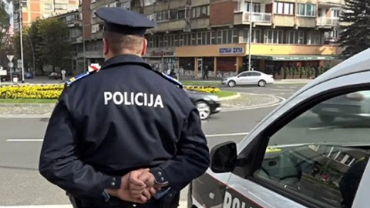 Od tih udaraca je P.A. pao na tlo, pokušavajući rukama zaštititi lice, a policajac ga je nastavio palicom tući po leđima i dok se nalazio na tlu.