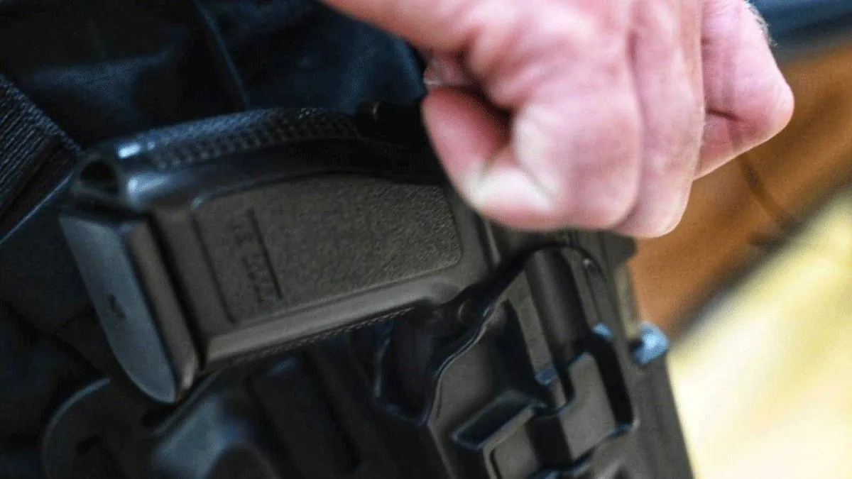 Od tih udaraca je P.A. pao na tlo, pokušavajući rukama zaštititi lice, a policajac ga je nastavio palicom tući po leđima i dok se nalazio na tlu.