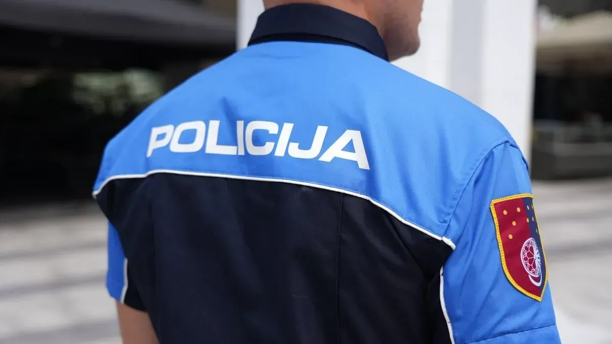 Nakon što je vozač zaustavio vozilo, navedena lica su prišla vozilu, predstavljajući se kao policijski službenici, te tražila dokumenta na uvid