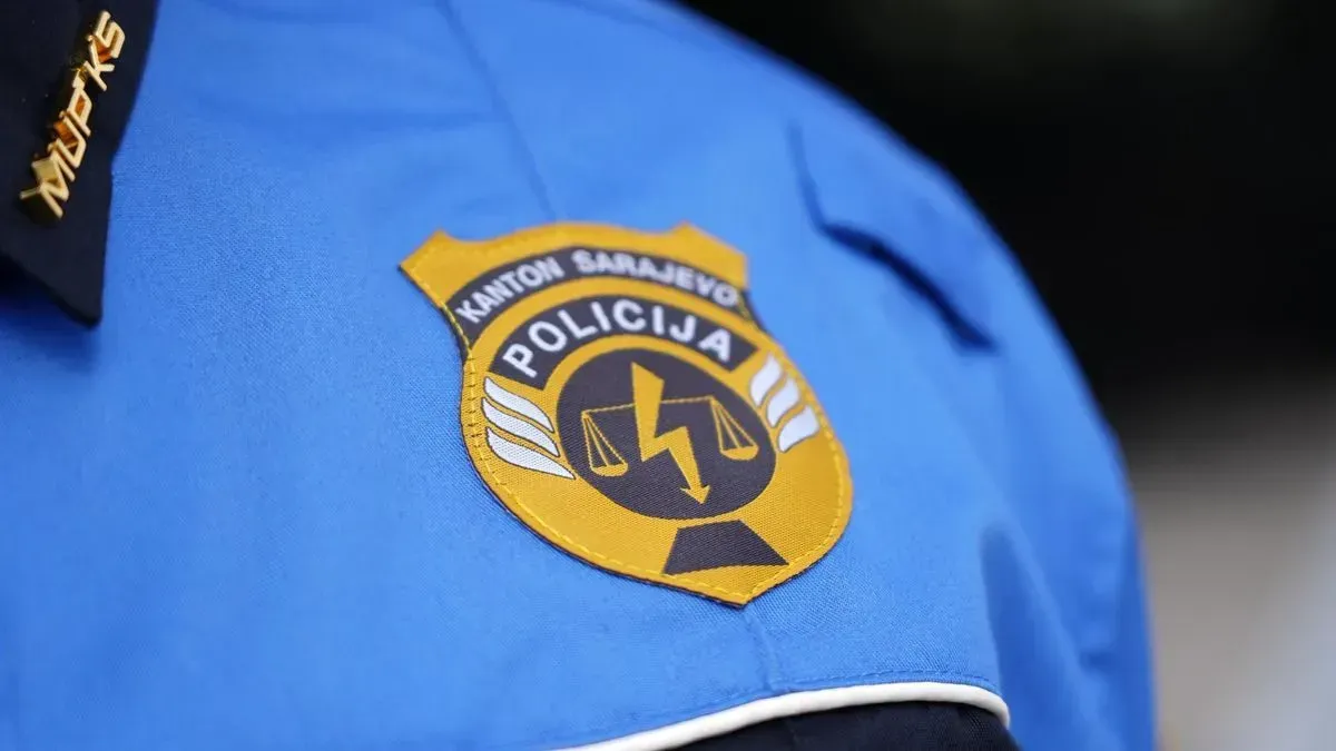 Nakon što je vozač zaustavio vozilo, navedena lica su prišla vozilu, predstavljajući se kao policijski službenici, te tražila dokumenta na uvid