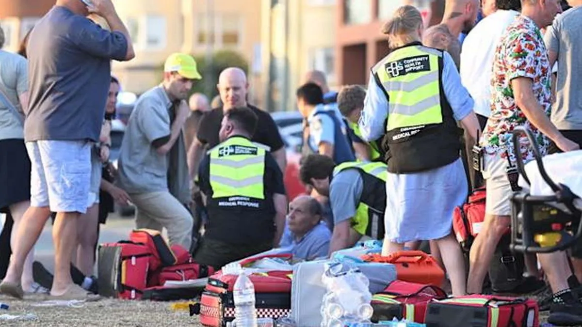 Prema snimku, on se najprije skriva iza automobila, zatim mu se prikrada, obara ga na tlo i oduzima oružje