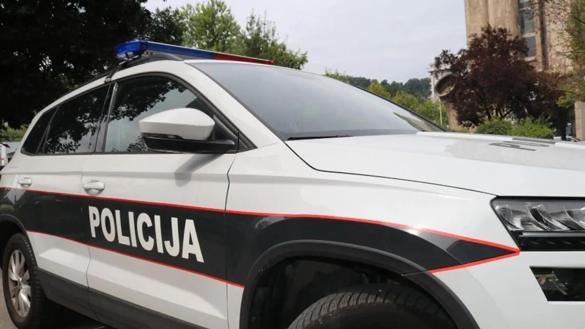 Povrijeđeni muškarac zbrinut je u JZU UKC Tuzla, gdje mu je ukazana ljekarska pomoć