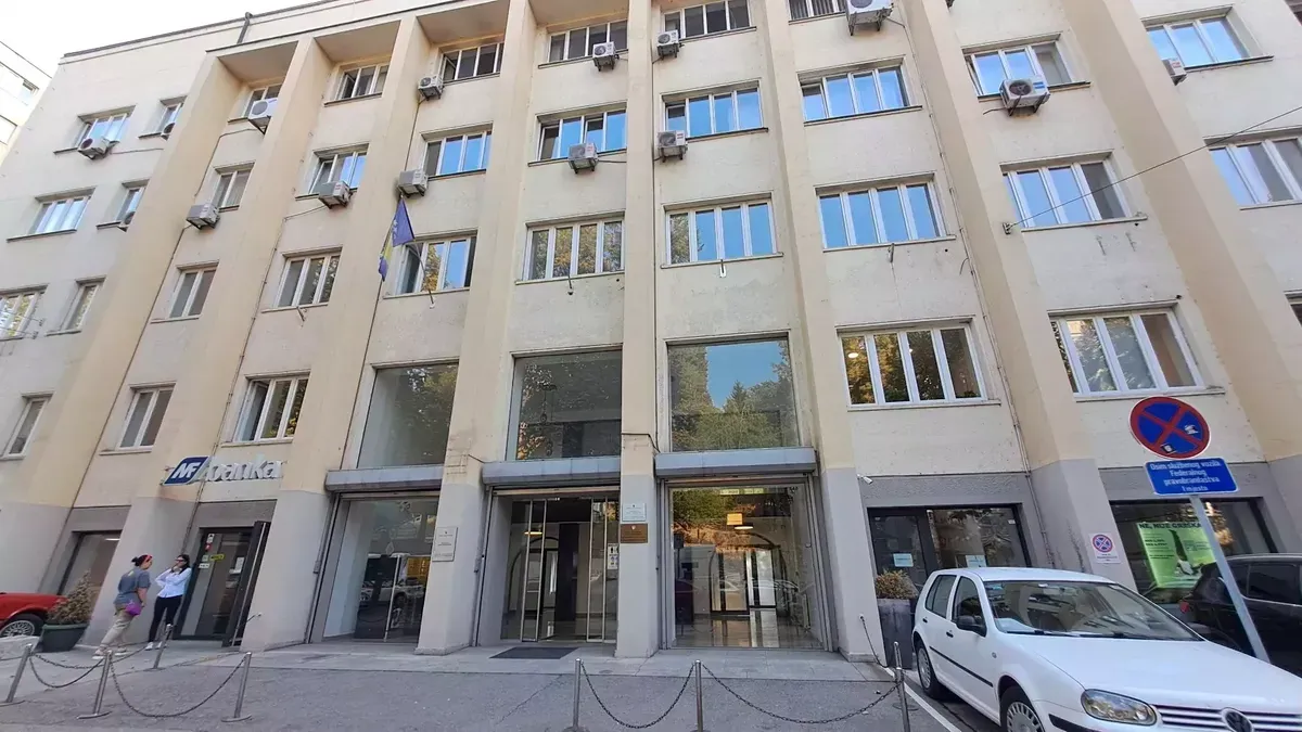 Navodi se da je radna mašina u službene svrhe korištene svega 29 sati, a preostali evidentirani broj  radnih sati korištena je u privatne svrhe