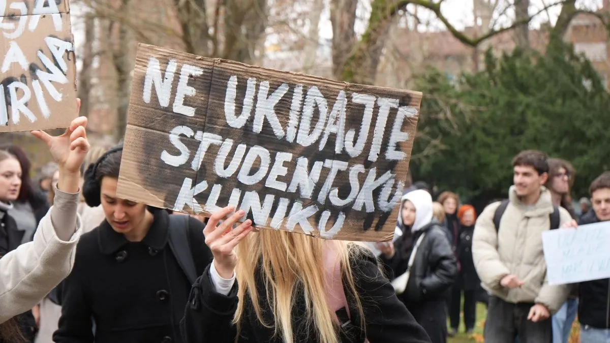 Studenti su vješto koristili ironiju i aluzije da opišu svoje životne uslove: "Glavobolja od plina, a nigdje aspirina", "Bjelave, jedino mjesto gdje plin curi brže od informacija"