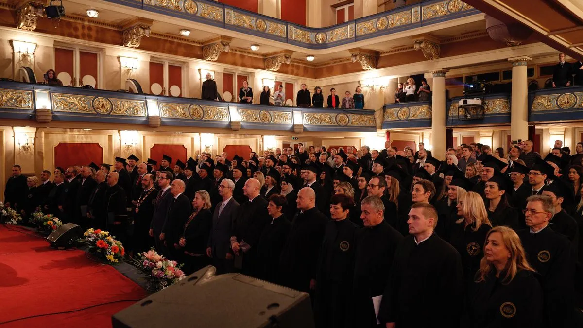 Svečanost u Narodnom pozorištu: UNSA promovisao 63 doktora nauka i umjetnosti