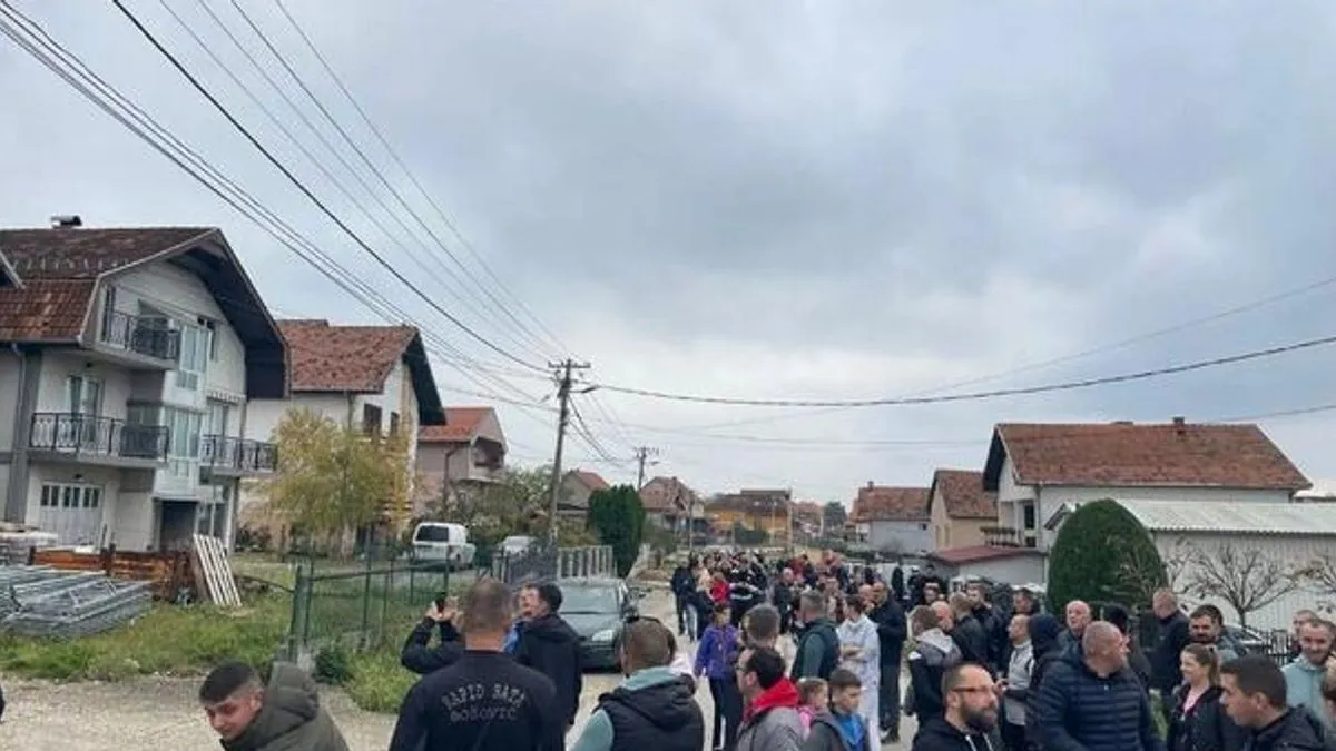 Skup su obilježili zvižduci i galama, sve to uz zastave Srbije i uzvikivanje "majmuni".