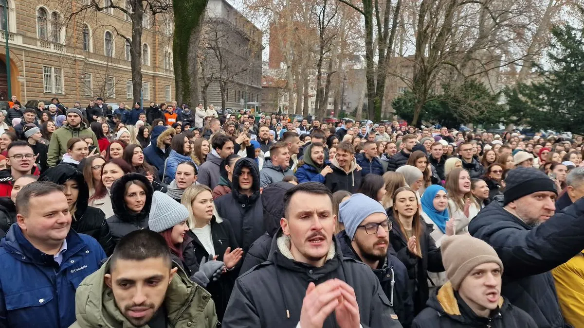Ostavljajući buduće doktore, inžinjere, pravnike i profesore da se bore za osnovno grijanje i sigurnost u kotlovnici, vlast doslovno tjera najkvalitetnije mlade generacije 