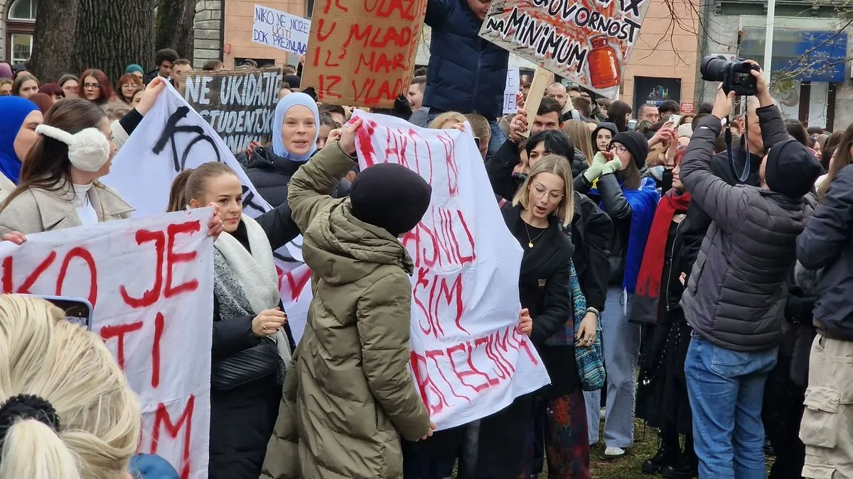 Ostavljajući buduće doktore, inžinjere, pravnike i profesore da se bore za osnovno grijanje i sigurnost u kotlovnici, vlast doslovno tjera najkvalitetnije mlade generacije 