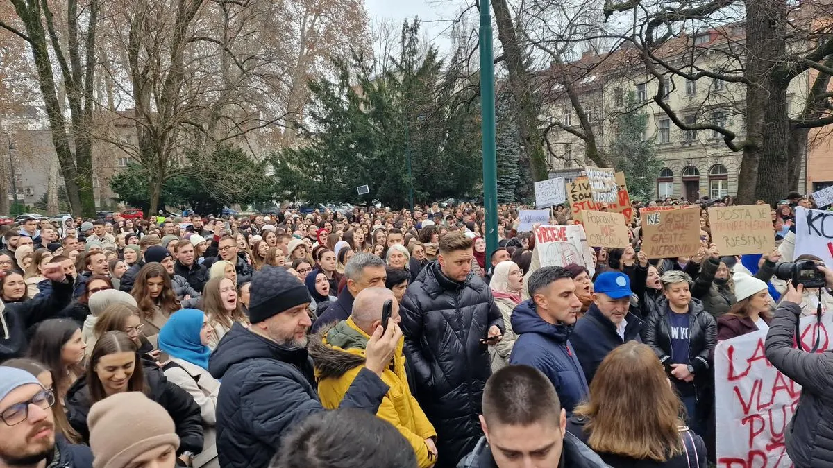 Ostavljajući buduće doktore, inžinjere, pravnike i profesore da se bore za osnovno grijanje i sigurnost u kotlovnici, vlast doslovno tjera najkvalitetnije mlade generacije 