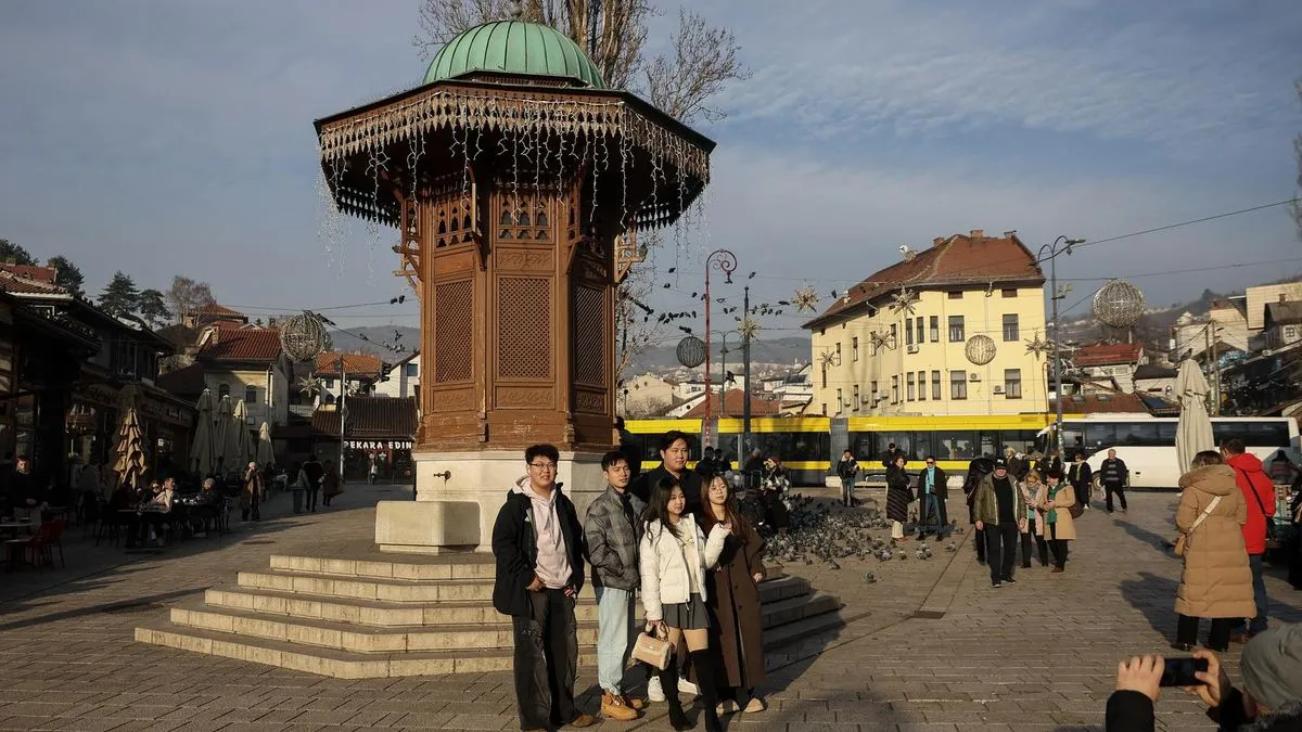 Prema prognozi vremena do kraja dana, očekuje se umjereno do pretežno oblačno vrijeme sa slabom kišom