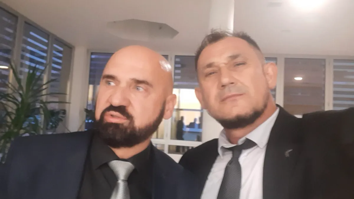 Mahmutović se sumnjiči da je tokom ove godine od više osoba tražio novac, uvjeravajući ih da ih može zaposliti u Federalnu upravu policije pozivajući se na ministra Ramu Isaka 