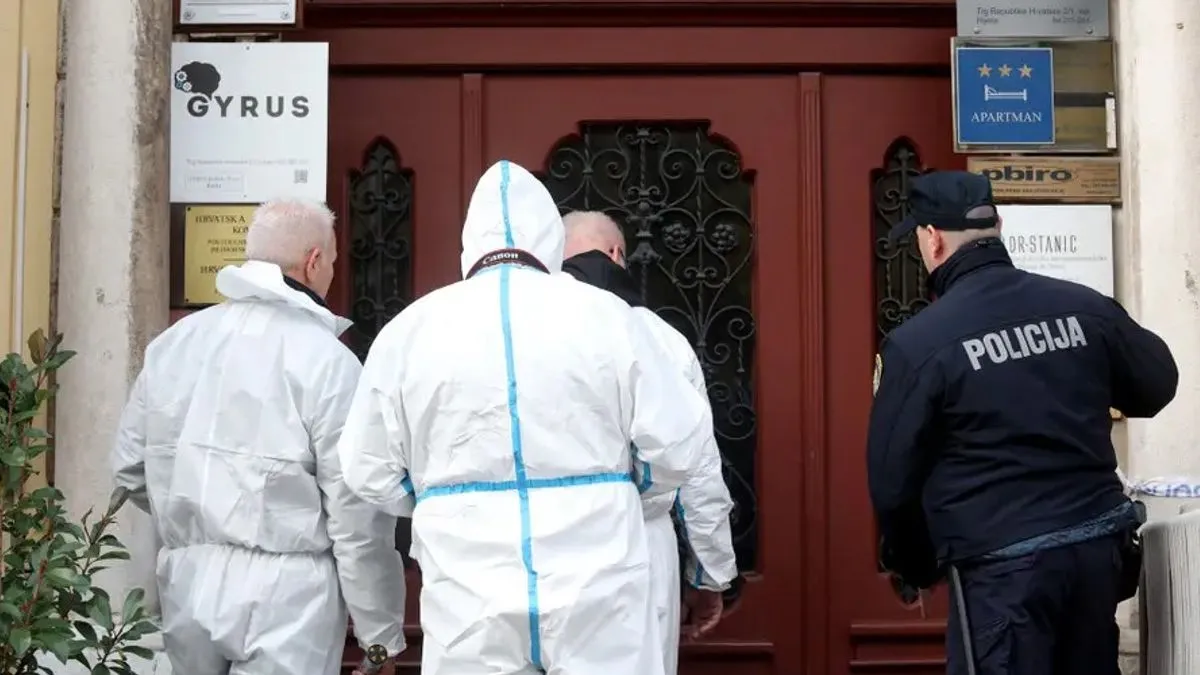 Iz zgrade je, kako su ispričali svjedoci, izašao strani radnik koji je vikao da je žena izbodena