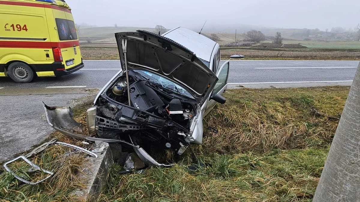 Automobil je sletio u odvodni kanal i udario u betonsku cijev mosta.