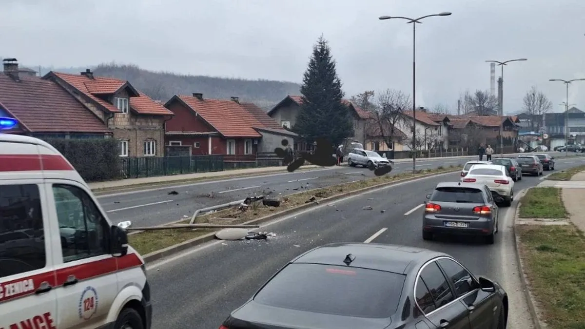 Od siline udarca otpao je točak a automobil je završio na trasi kojom se odvijao saobraćaj u suprotnom smjeru