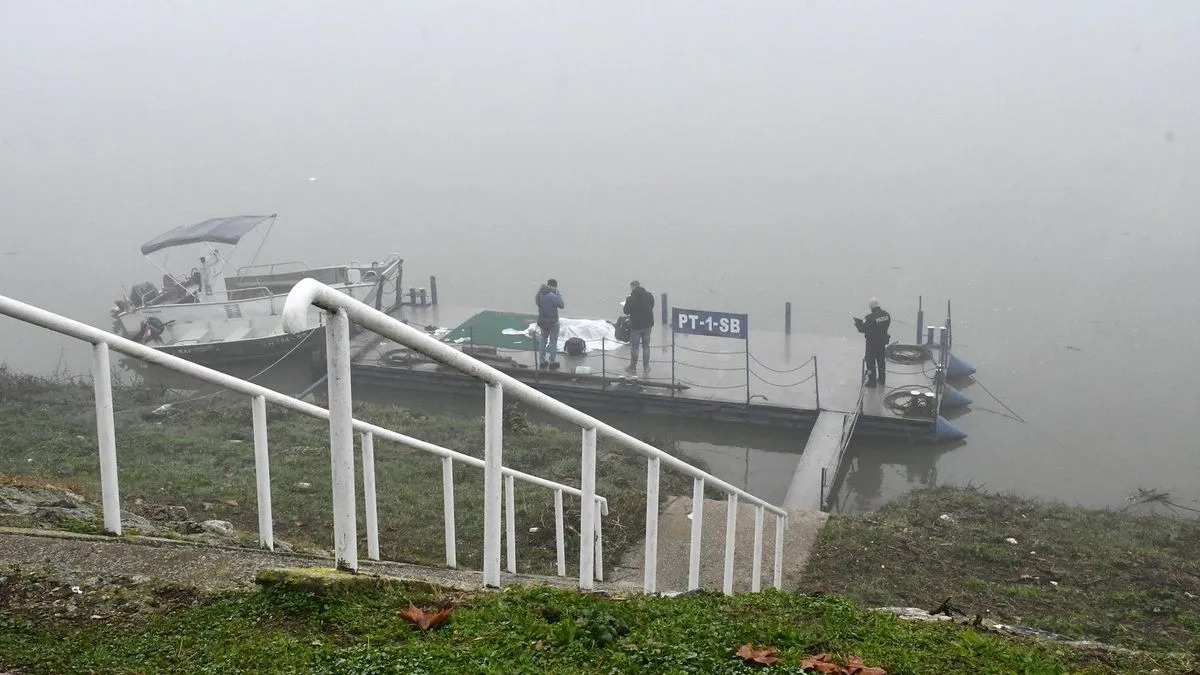 Policajci nastavljaju potragu jer su tokom dana našli putne isprave još jedne osobe koja nije pronađena ni primljena u bolnicu