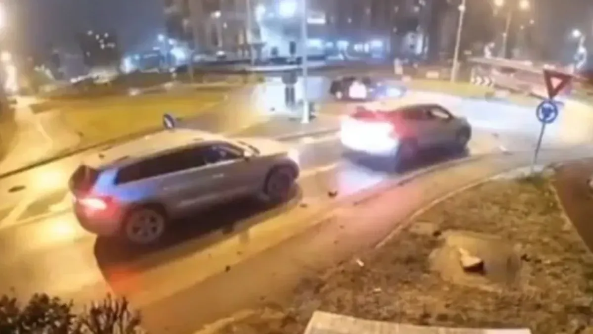 Ovom prilikom, vozilo je umalo sigurnosnu kameru koja je i zabilježila ovaj trenutak