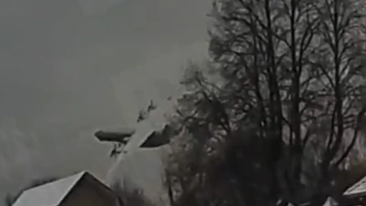 Na jednom od snimaka vidi se i trenutak kada se letjelica neposredno iznad tla raspada na više dijelova