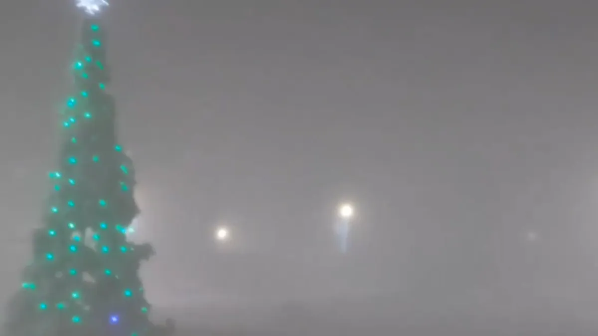 Snijeg se nagomilao ispred ulaznih vrata kuća, zbog čega mnogi stanovnici nisu u mogućnosti napustiti svoje domove.