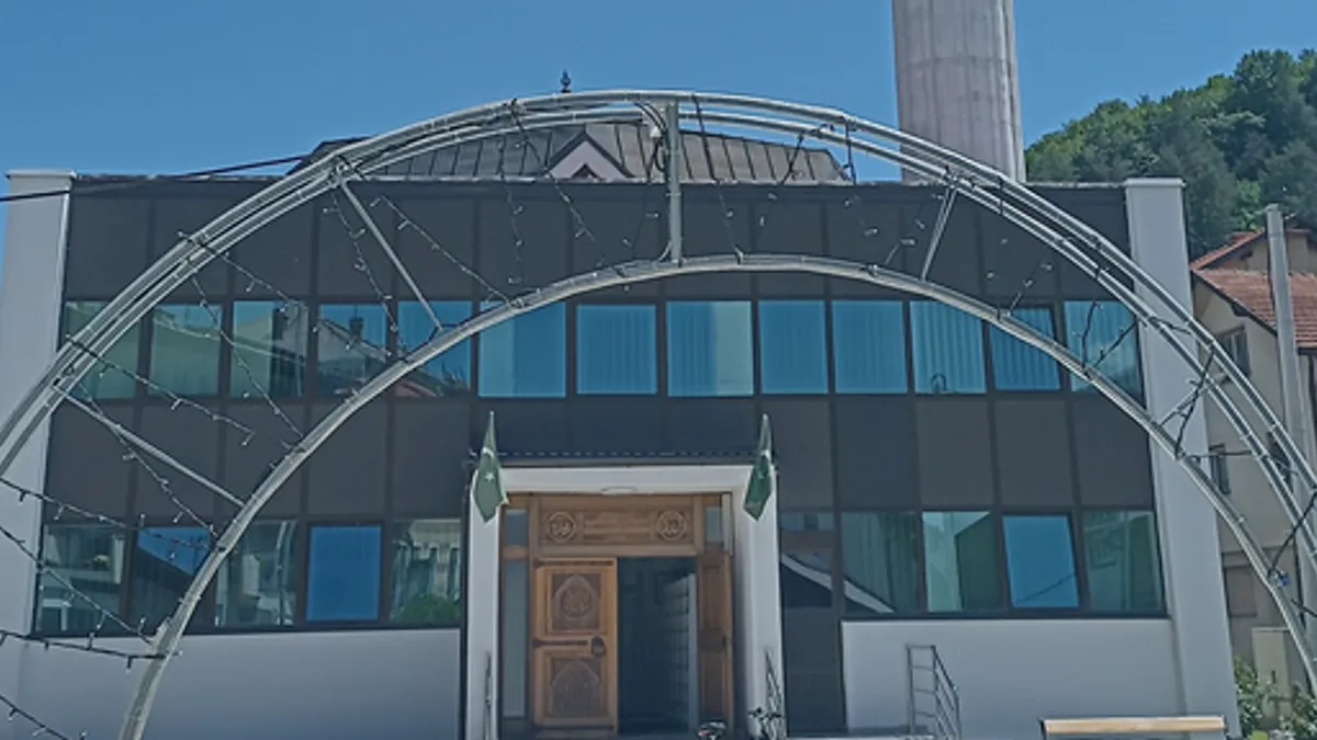 Kao imam i muallim ovog džemata vjerujem da će nadležni organi odgovorno pristupiti rješavanju ovog slučaja i da se više neće ponoviti, naveo je Bušatlić