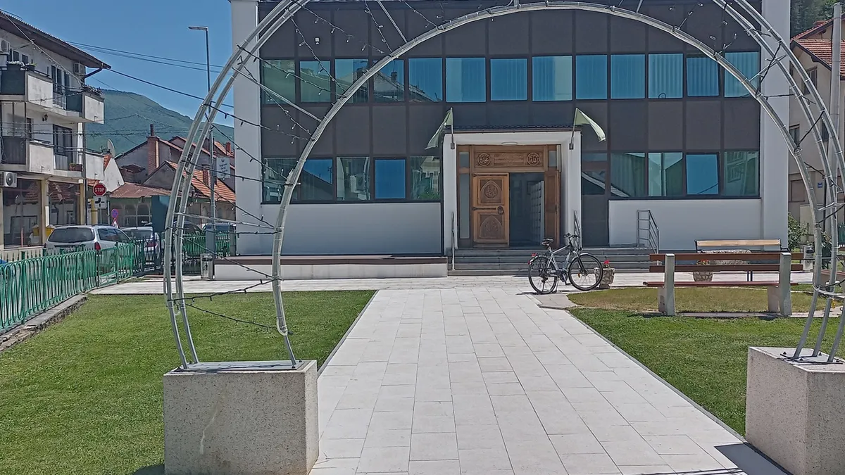 Kao imam i muallim ovog džemata vjerujem da će nadležni organi odgovorno pristupiti rješavanju ovog slučaja i da se više neće ponoviti, naveo je Bušatlić