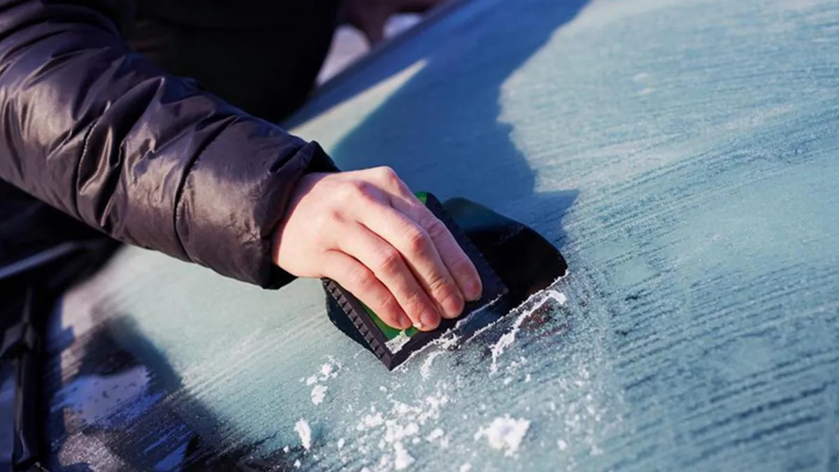 Njemački autoklub (ADAC) upozorava da ne pribjegavate brzim rješenjima i da ne odmrzavate stakla vrućom ili mlakom vodom.