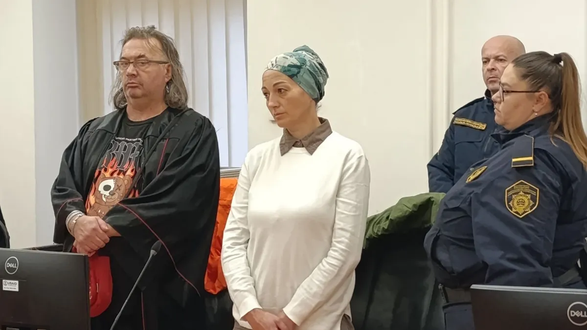 Tragični događaj odigrao se 10. maja 2023. godine u ranim jutarnjim satima, kada je, prema optužnici, udarcima sjekirom zadala suprugu Nijazu smrtonosne povrede